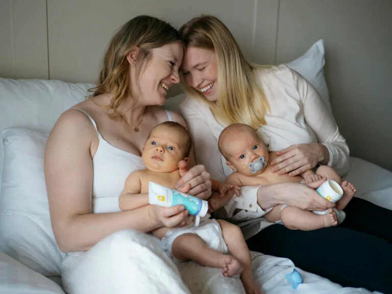 Vanhemmat yhdessä vauvojen kanssa