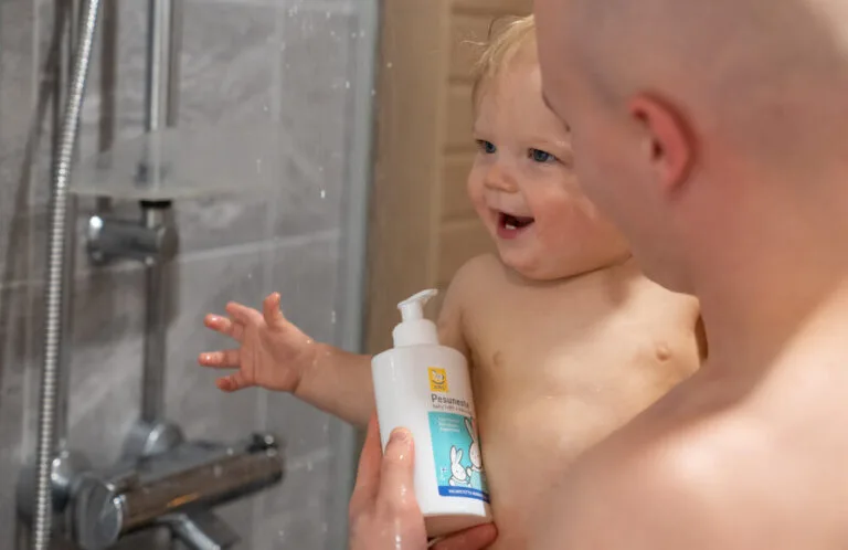 Vauva vanhemman kanssa suihkussa