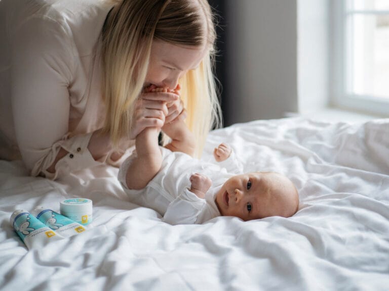 Äiti hassuttelee vauvan kanssa